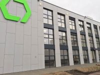 Окачена фасада SCHUCO FW50, алуминиева дограма SCHUCO AWS 75, вентилируема окачена фасада от фиброциментови плочи SWISSPEARL, външни електрически щори WAREMA,&nbsp;автоматична врата DORMA, обшивка от ETALBOND, стъклена козирка, вътрешни и външни парапети от закалени стъкла&nbsp;триплекс 8.8.2
, 