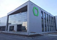 Окачена фасада SCHUCO FW50, алуминиева дограма SCHUCO AWS 75, вентилируема окачена фасада от фиброциментови плочи SWISSPEARL, външни електрически щори WAREMA,&nbsp;автоматична врата DORMA, обшивка от ETALBOND, стъклена козирка, вътрешни и външни парапети от закалени стъкла&nbsp;триплекс 8.8.2
, 