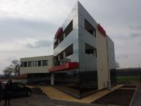 Структурна окачена фасада и покривно остъкляване Reynaers CW50; Обшивка от Bond; PVC дограма ЕТЕМ Q60; Вентилируема окачена фасада ETEM Vario Lamella - имитация на клинкер
, 