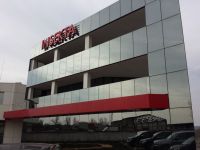 Структурна окачена фасада и покривно остъкляване Reynaers CW50; Обшивка от Bond; PVC дограма ЕТЕМ Q60; Вентилируема окачена фасада ETEM Vario Lamella - имитация на клинкер
, 