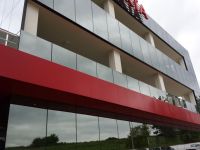 Структурна окачена фасада и покривно остъкляване Reynaers CW50; Обшивка от Bond; PVC дограма ЕТЕМ Q60; Вентилируема окачена фасада ETEM Vario Lamella - имитация на клинкер
, 