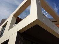 Вентилируема окачена фасада от фиброциментови плочи Swisspearl. Вентилируема окачена фасада от HPL плоскости Trespa Meteon.&nbsp;Слънцезащитни жалузи Етем Е-66.&nbsp;Стъклен парапет. Oбшивки от Etalbond.&nbsp;Сухо строителство.
, 