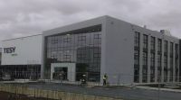 Окачена фасада SCHUCO FW50, алуминиева дограма SCHUCO AWS 75, вентилируема окачена фасада от фиброциментови плочи SWISSPEARL, външни електрически щори WAREMA,&nbsp;автоматична врата DORMA, обшивка от ETALBOND, стъклена козирка, вътрешни и външни парапети от закалени стъкла&nbsp;триплекс 8.8.2
, 