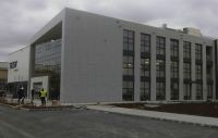Окачена фасада SCHUCO FW50, алуминиева дограма SCHUCO AWS 75, вентилируема окачена фасада от фиброциментови плочи SWISSPEARL, външни електрически щори WAREMA,&nbsp;автоматична врата DORMA, обшивка от ETALBOND, стъклена козирка, вътрешни и външни парапети от закалени стъкла&nbsp;триплекс 8.8.2
, 