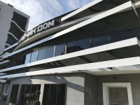 &nbsp;Алуминиева дограма ЕТЕМ Е45, Витрини и предверие от окачена фасада ЕТЕМ Е85, Покривно остъкление Reynaers CW50, Окачена фасада от HPL плоскости Trespa Meteon, Силиконова мазилка Weber
, 