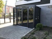 &nbsp;Алуминиева дограма ЕТЕМ Е45, Витрини и предверие от окачена фасада ЕТЕМ Е85, Покривно остъкление Reynaers CW50, Окачена фасада от HPL плоскости Trespa Meteon, Силиконова мазилка Weber
, 